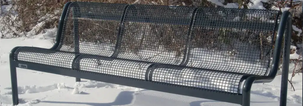 Parkbänke in öffentlicher Grünanlage